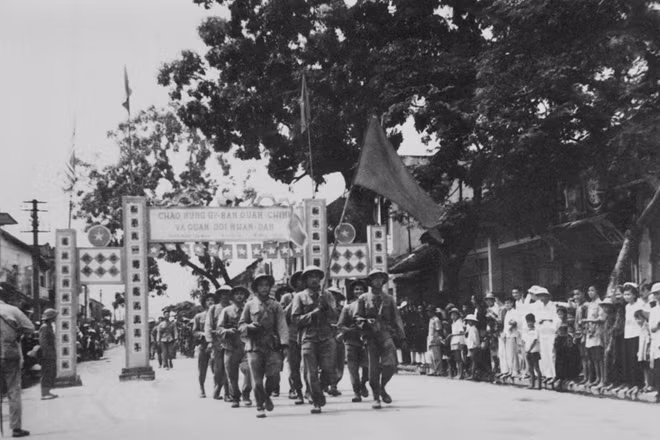 The victory military troops march into the capital city on liberation day on October 10, 1954 (VNA's file photo)