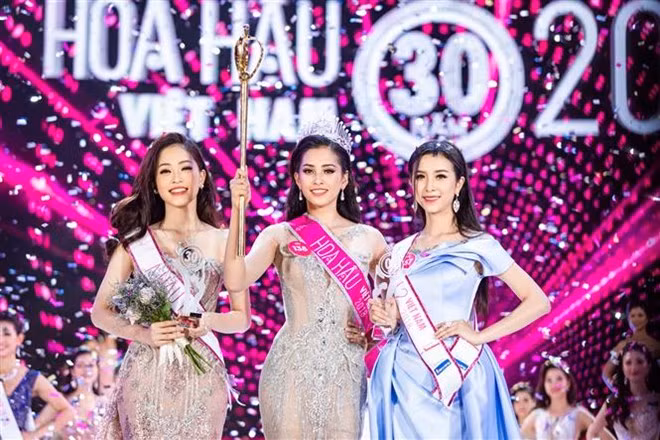 Tran Tieu Vy (middle), a 18-year-old girl from central Quang Nam province, overcomes 42 other finalists to take the crown of Miss Vietnam 2018 (Photo: VNA)