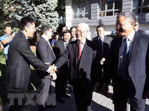 Party General Secretary Nguyen Phu Trong visits the Vietnamese Embassy in Hungary on September 9. Photo: VNA