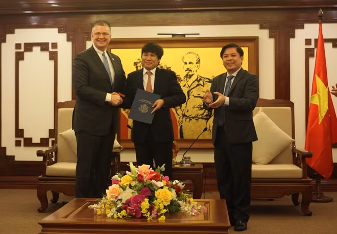 U.S. Ambassador Daniel J. Kritenbrink met with the Minister of Transport, Nguyễn Văn Thể, and Director General of Civil Aviation Authority of Vietnam, Đinh Việt Thắng, to congratulate Vietnam on achieving a Category 1 aviation safety rating.