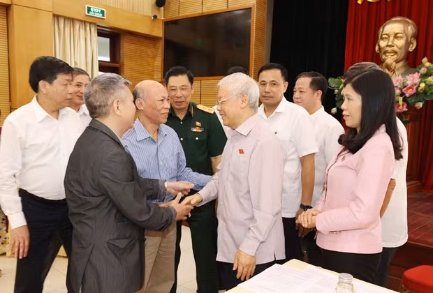 Party General Secretary and State President Nguyen Phu Trong (front, second, right) greets Hanoi voters at the meeting on October 14 (Photo: VNA). Party General Secretary and State President Nguyen Phu Trong (front, second, right) greets Hanoi voters at the meeting on October 14 (Photo: VNA).
