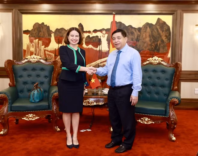 Australian Ambassador to Vietnam, H.E Ms Robyn Mudie and Minister for Planning and Investment, H.E Mr Nguyen Chi Dung