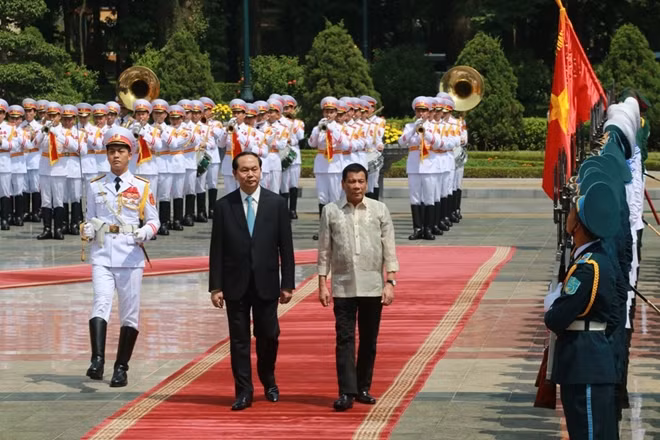 The two leaders reviewed the guard of honor of the Vietnam People’s Army. Photo: Tran Ngoc
