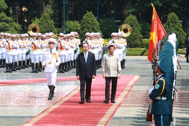 State President Tran Dai Quang and President Rodrigo Duterte at the welcoming ceremony. Photo: Tran Ngoc