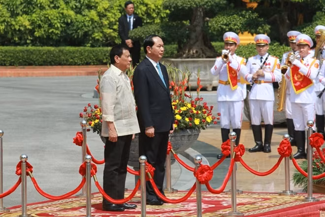 President Tran Dai Quang and President Rodrigo Duterte at the welcoming ceremony. Photo: Tran Ngoc