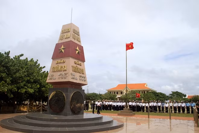 Saluting the flag on big Truong Sa island (Photo: sggp.org.vn)