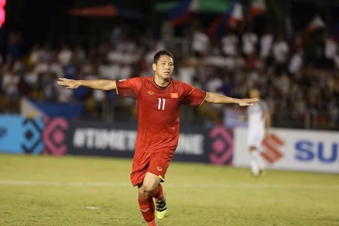 Anh Duc scores the first goal for Vietnam in the AFF Cup semifinal first leg against the Philippines. (Photo: VNA)