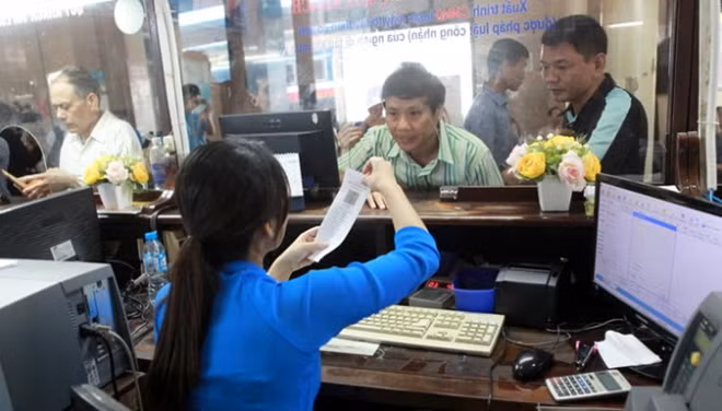 Passengers buy train tickets at the Hanoi Station. Source: tuoitre.vn