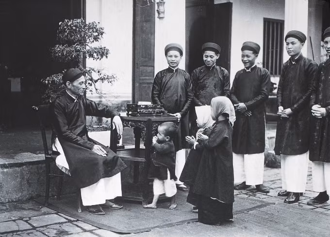 Children in a&nbsp;noble&nbsp;family&nbsp;came to visit&nbsp;and wish their parents good health in the first days of the new year&nbsp;in Xa La village, Ha Dong.&nbsp;