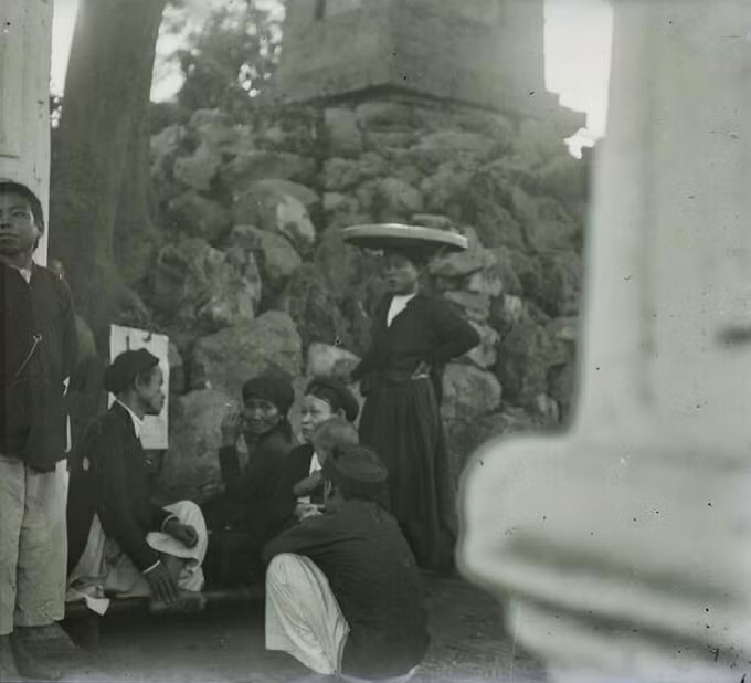 A fortune-teller and his customers under the Pen Tower, or Thap But.