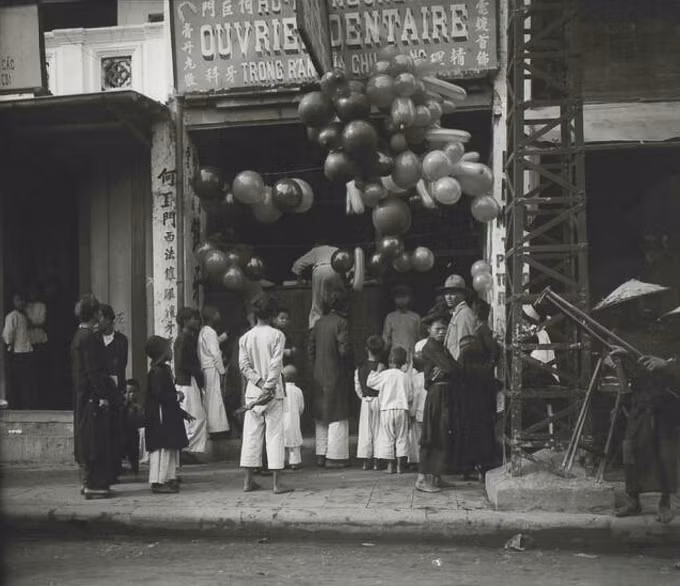 People curiously surrounded a balloon store in Hanoi.