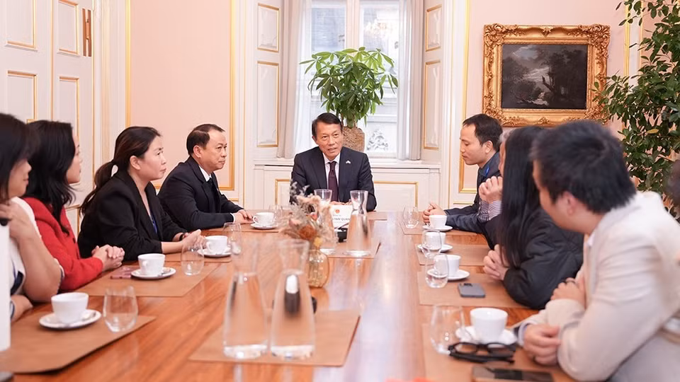 Minister Luong Tam Quang meets with experts, intellectuals and scientists