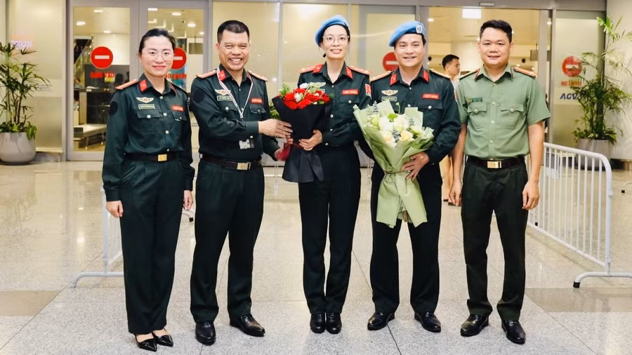 Police officers return home after completion of international mission