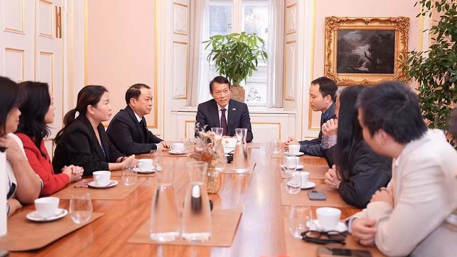 Minister Luong Tam Quang meets with experts, intellectuals and scientists