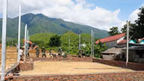 Troops race to build new homes for Muong Than flood victims