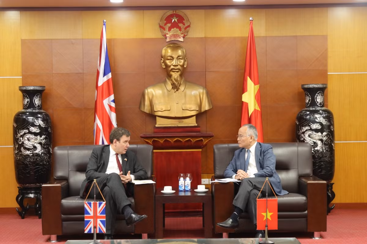 Minister Hands meets with Vice Minister of Industry and Trade, Tran Quoc Khanh.