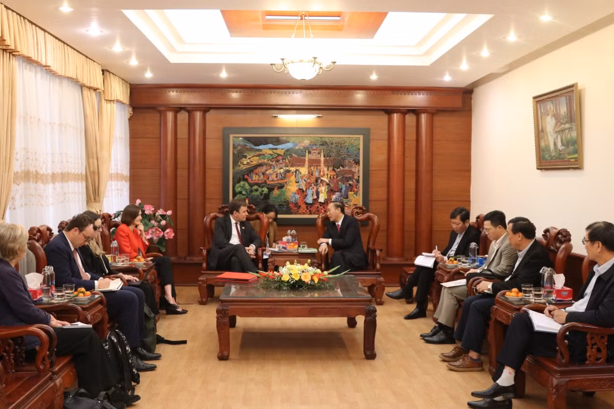 At the meeting between Minister Hands and Vice Minister of Agriculture and Rural Development Phung Duc Tien.