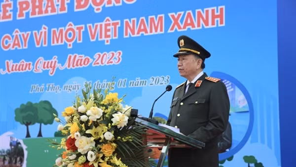 Policemen ensure security during First Full Moon Festival ảnh 13