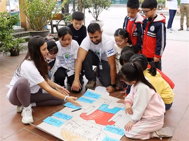Vietnam always considers human beings the centre and driving force of national renovation -0