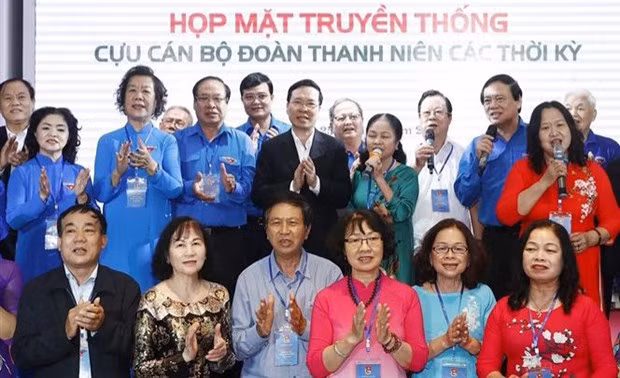 President hosts former youth union officials -0