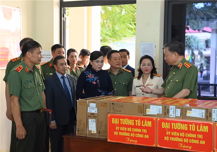 Students need not only knowledge but also cultural behavior and life skills: General To Lam -0