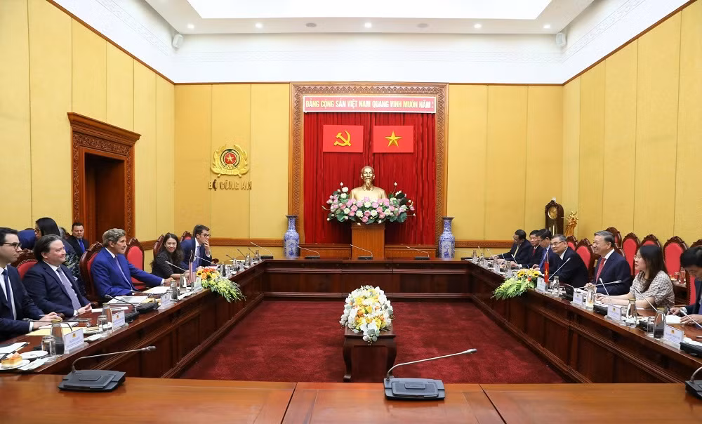 Minister To Lam receives US Presidential Envoy John Kerry -0
