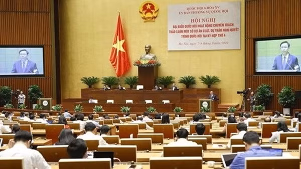 Fourth working day of 15th NA’s fifth session ảnh 2