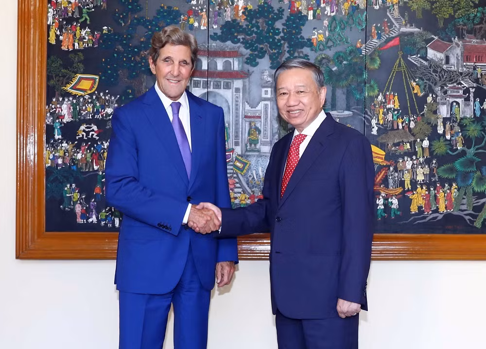 Minister To Lam receives US Presidential Envoy John Kerry -0
