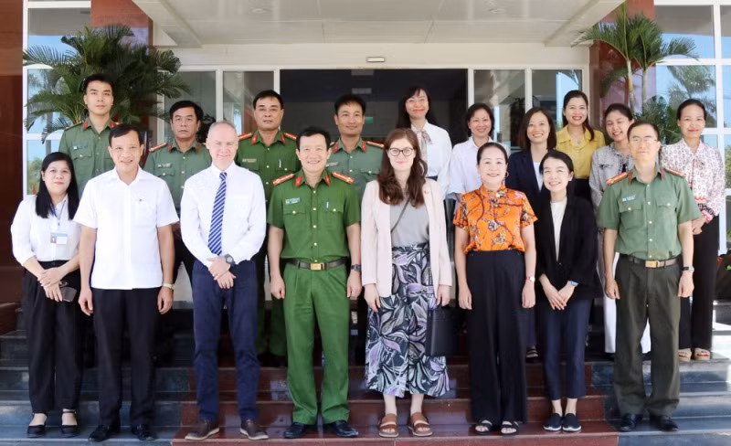 UK Home Office delegation works with Quang Binh Provincial Police Department -0