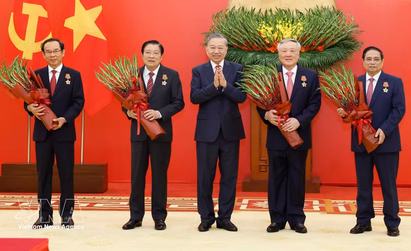 Party chief presents elite honours to incumbent, former leaders -0