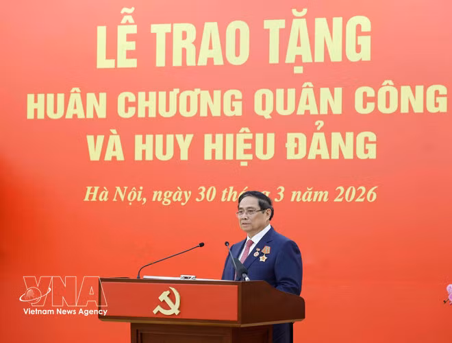 Party chief presents elite honours to incumbent, former leaders -0