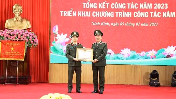 Deputy Minister Tran Quoc To attends year-end conference of Ninh Binh provincial police ảnh 2