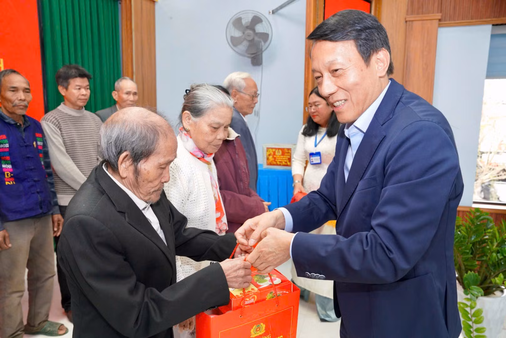 Minister Luong Tam Quang presents Tet gifts to policy beneficiary families in Hue City - 1