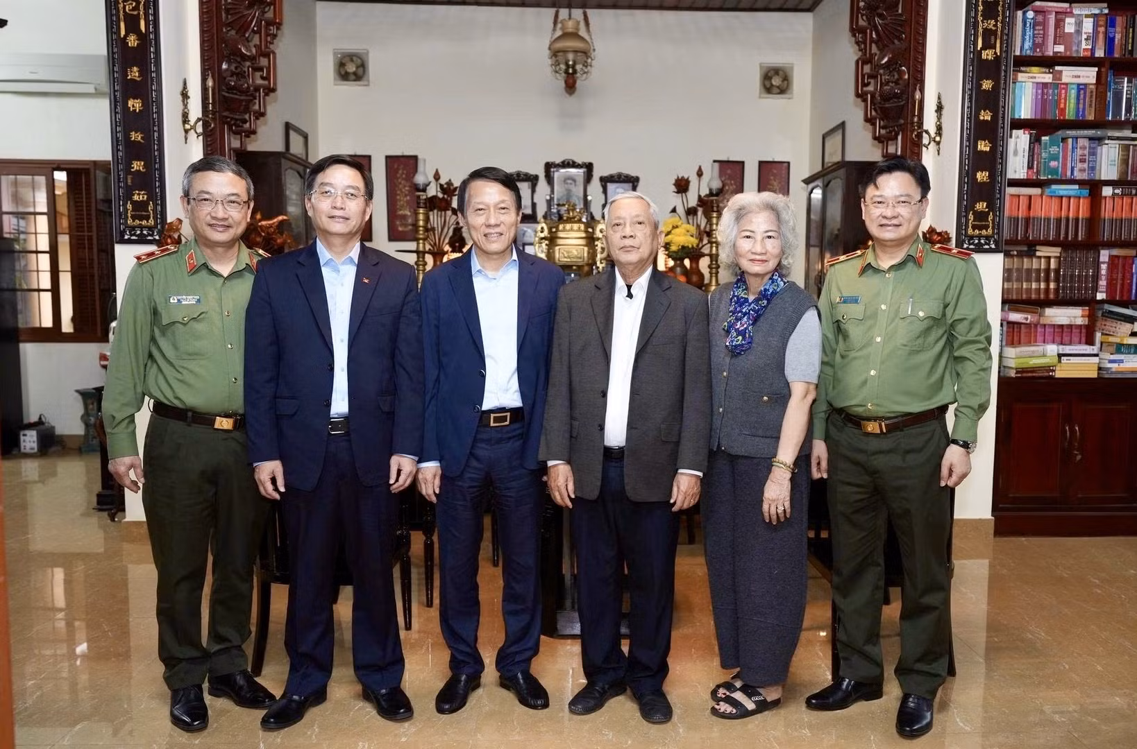 Minister Luong Tam Quang presents Tet gifts to policy beneficiary families in Hue City -0