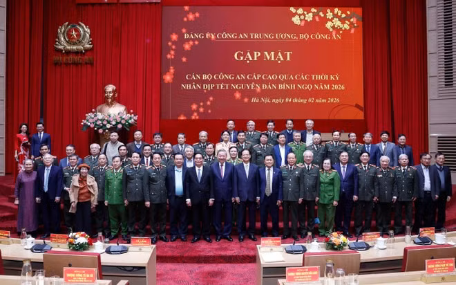 Party leader attends pre-Tet gathering with incumbent, former senior public security officers -1