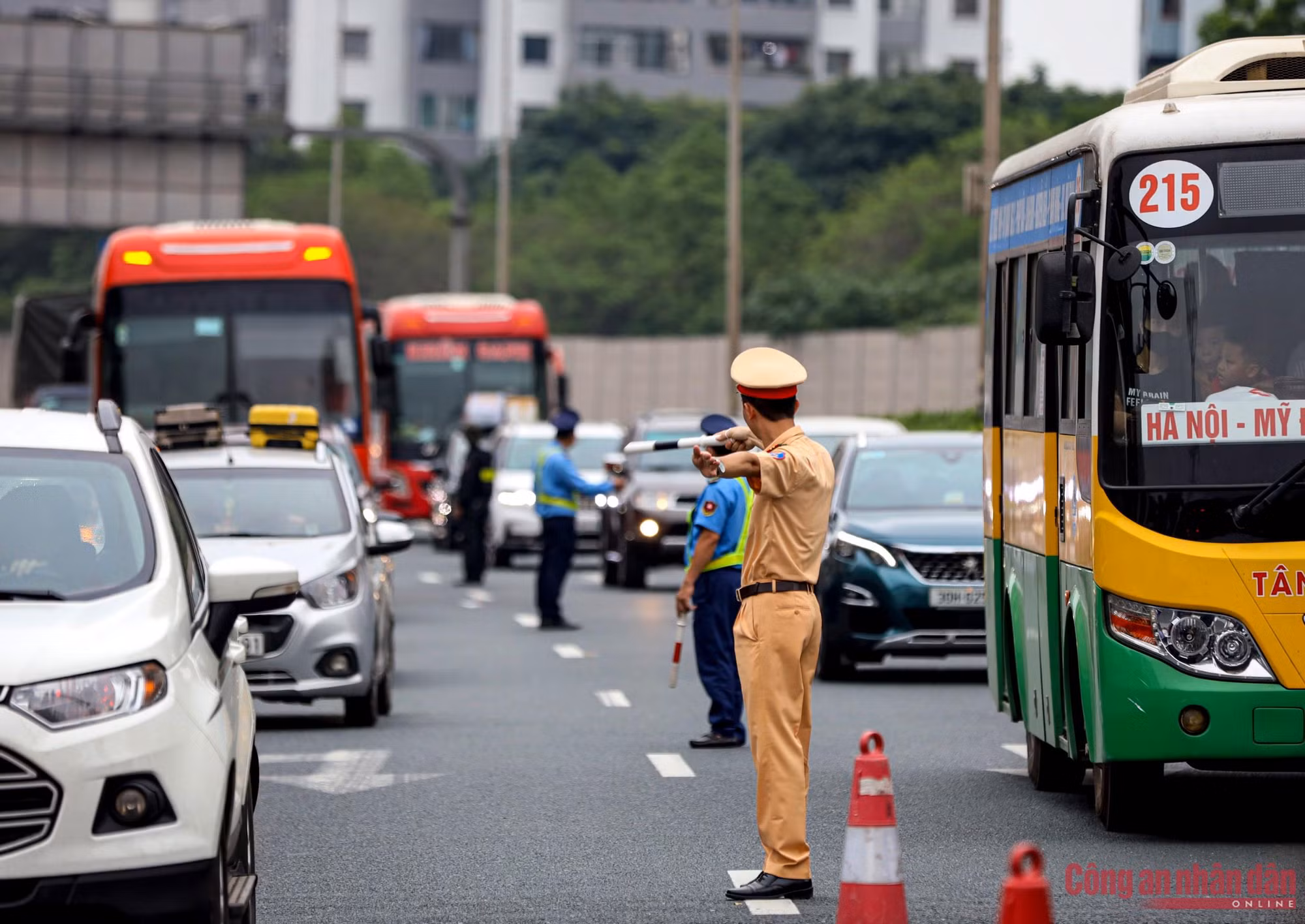 PM Pham Minh Chinh sends a letter of commendation to traffic police force -0