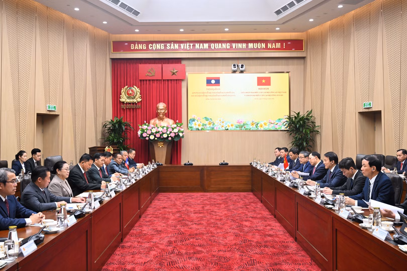 Minister Luong Tam Quang holds talks with Lao Minister of Public Security -0