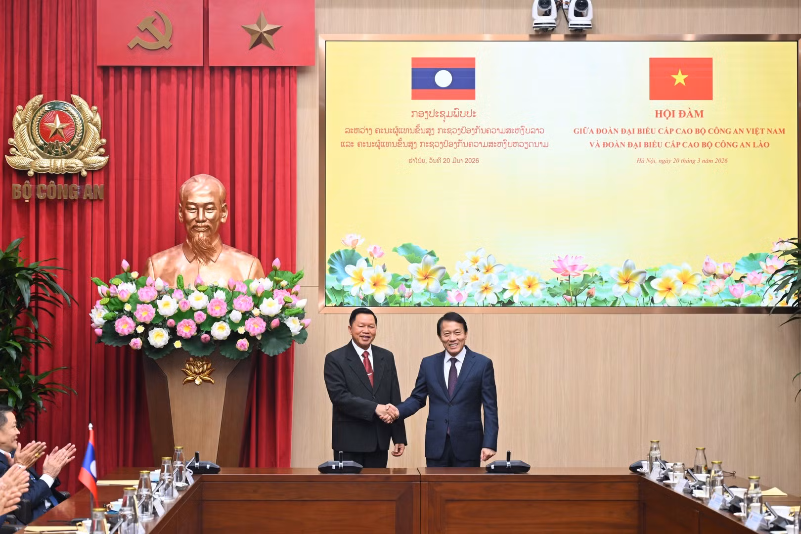 Minister Luong Tam Quang holds talks with Lao Minister of Public Security -0