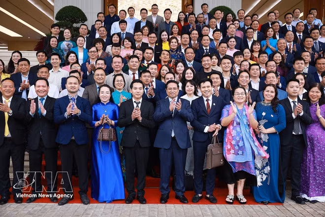 Enterprises must pioneer in achieving double-digit economic growth from 2026: PM -0