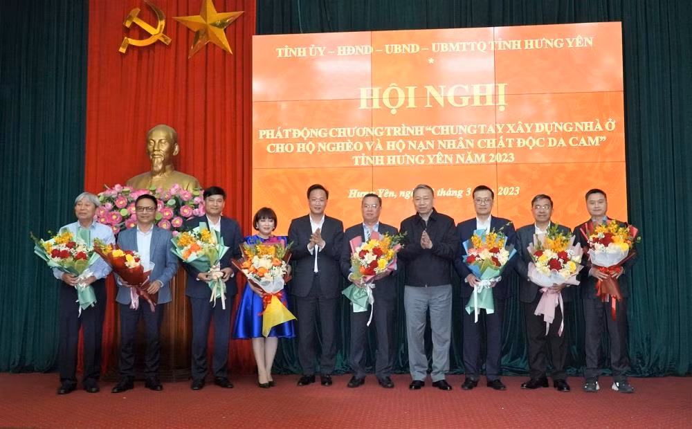 Minister To Lam attends event to launch program of building homes for the poor in Hung Yen -0
