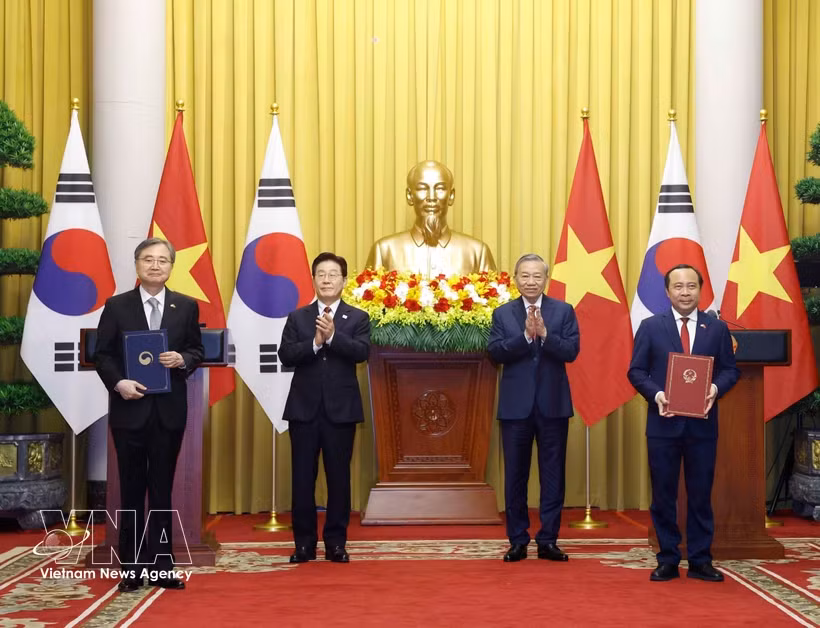 Vietnam, RoK leaders witness exchange of cooperation documents -0
