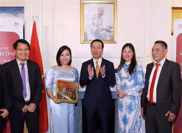 President meets Vietnamese expatriates in UK -0