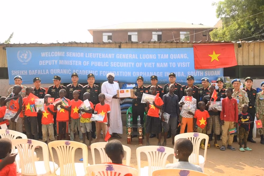 Deputy Minister Luong Tam Quang visits orphanage center in Republic of South Sudan. -0