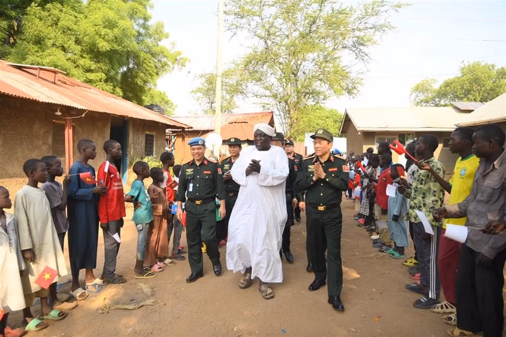 Deputy Minister Luong Tam Quang visits orphanage center in Republic of South Sudan. -0