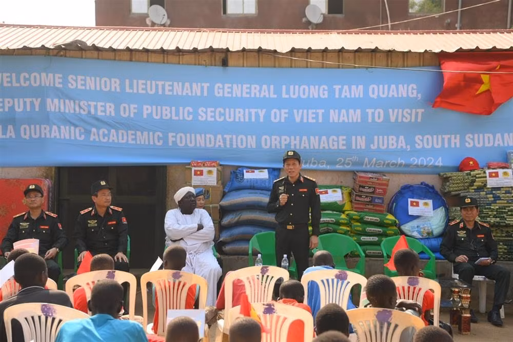 Deputy Minister Luong Tam Quang visits orphanage center in Republic of South Sudan. -0