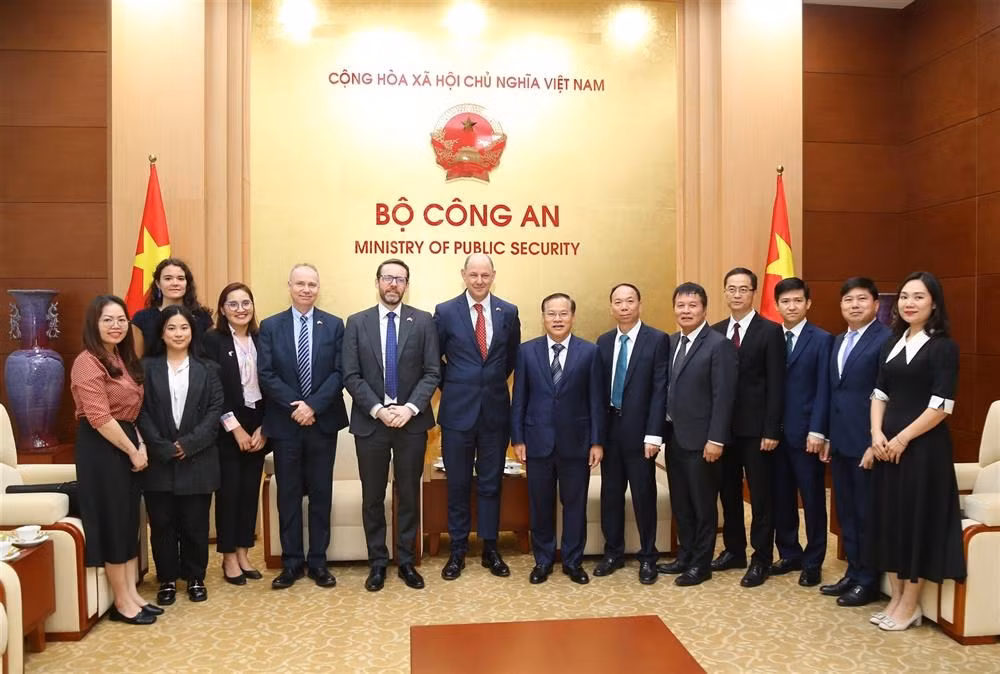 Deputy Minister Nguyen Van Long receives Under-Secretary at UK Foreign, Commonwealth and Development Office -0
