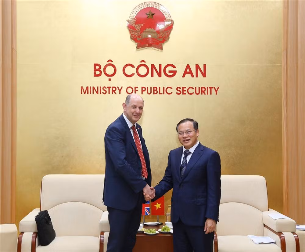 Deputy Minister Nguyen Van Long receives Under-Secretary at UK Foreign, Commonwealth and Development Office -0