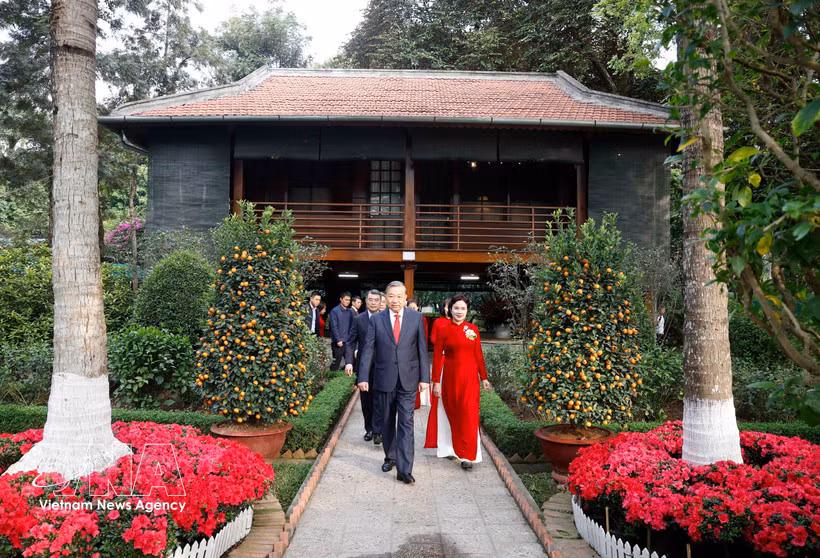 Party chief offers incense in tribute to kings, President Ho Chi Minh -0