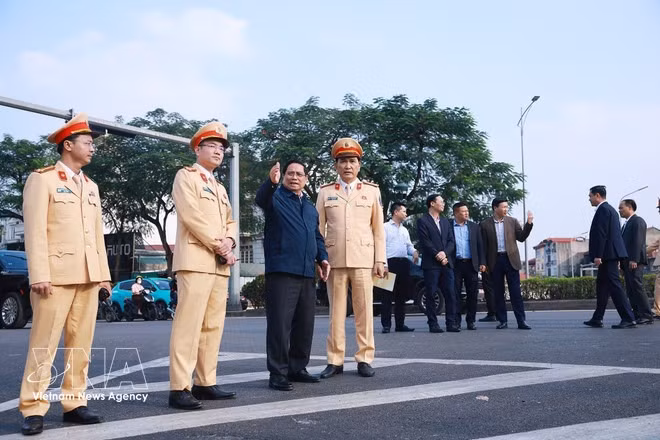 PM extends Lunar New Year greetings to public-security traffic, cybersecurity forces -0