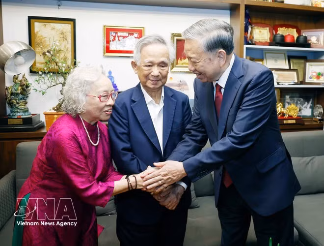 Party leader offers incense at Ly Thai To Monument, extends Tet greetings to Hanoi residents -0